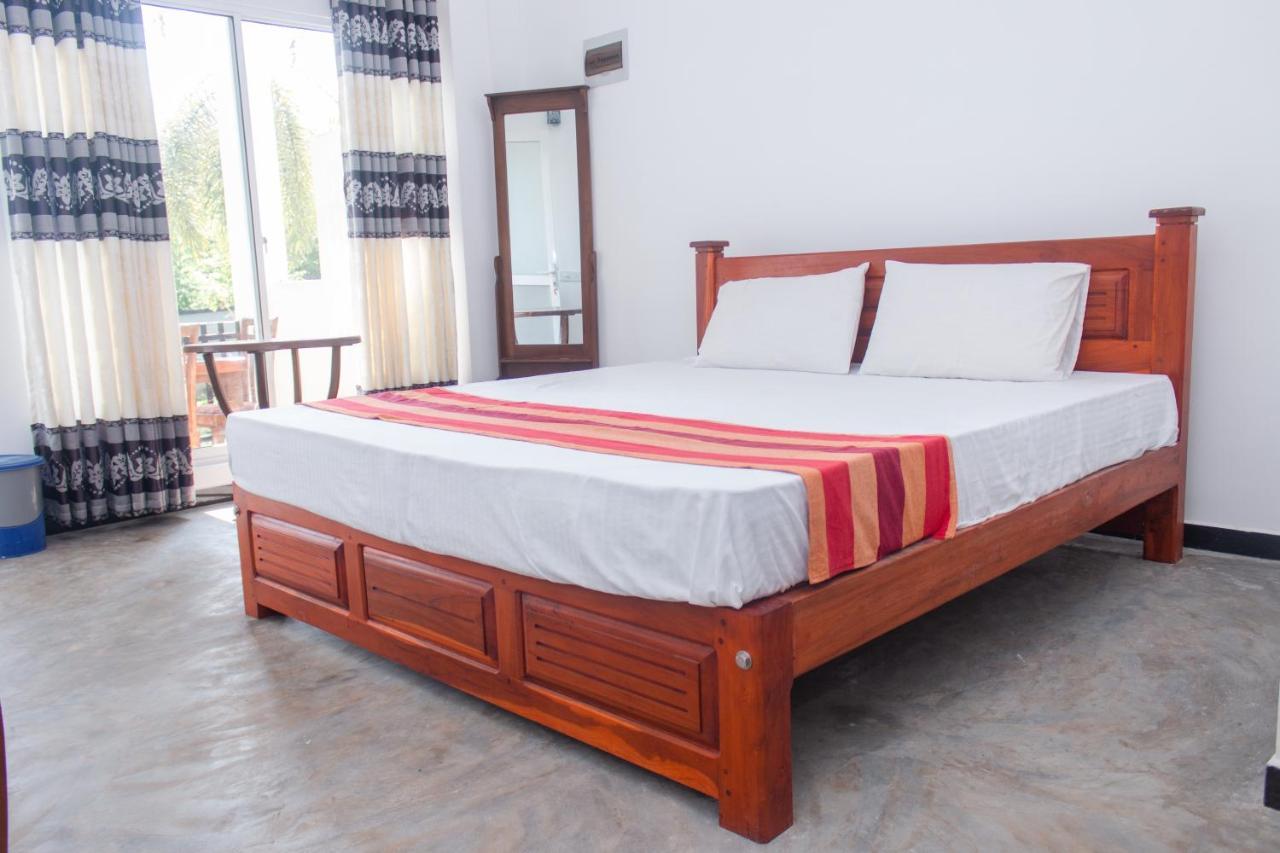 Murphy Cave Hotel Mirissa Bagian luar foto