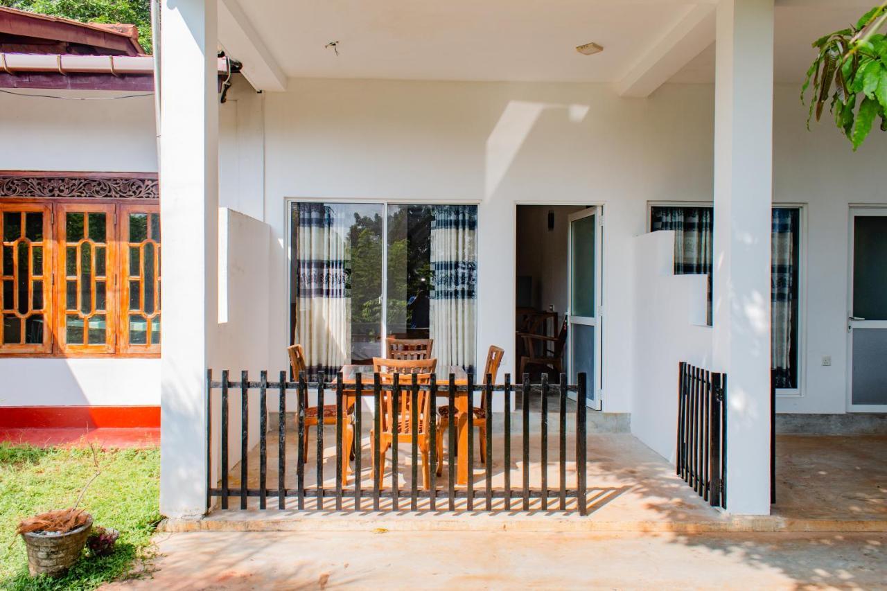 Murphy Cave Hotel Mirissa Bagian luar foto